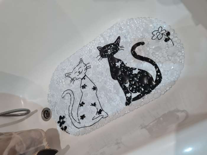 Фотография покупателя товара Коврик противоскользящий в ванну на присосках Доляна «Кошечки», 38×67.5 см, цвет белый - Фото 1