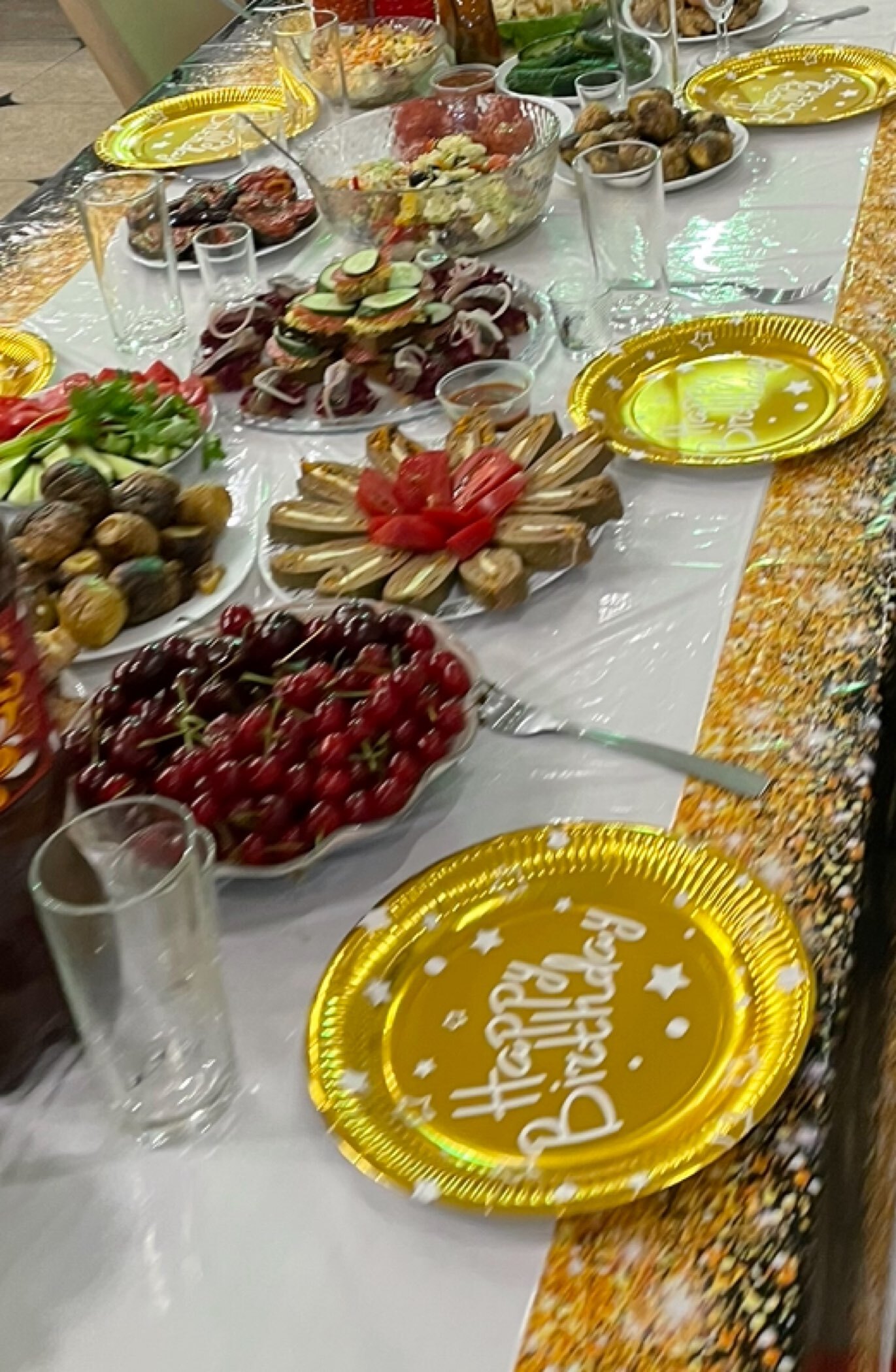 Фотография покупателя товара Тарелка бумажная «С днём рождения», с тиснением, набор 6 шт. - Фото 2