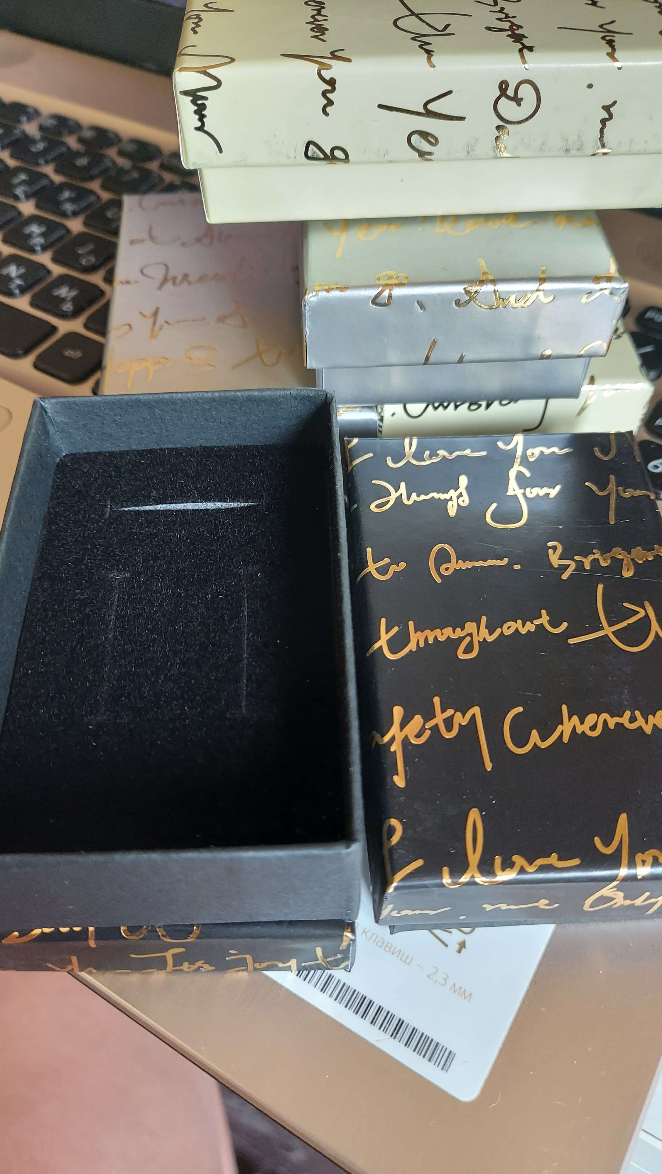 Фотография покупателя товара Коробочка подарочная под браслет/часы «Курсив», 9×9 (размер полезной части 8,5×8,5 см), цвет МИКС - Фото 9