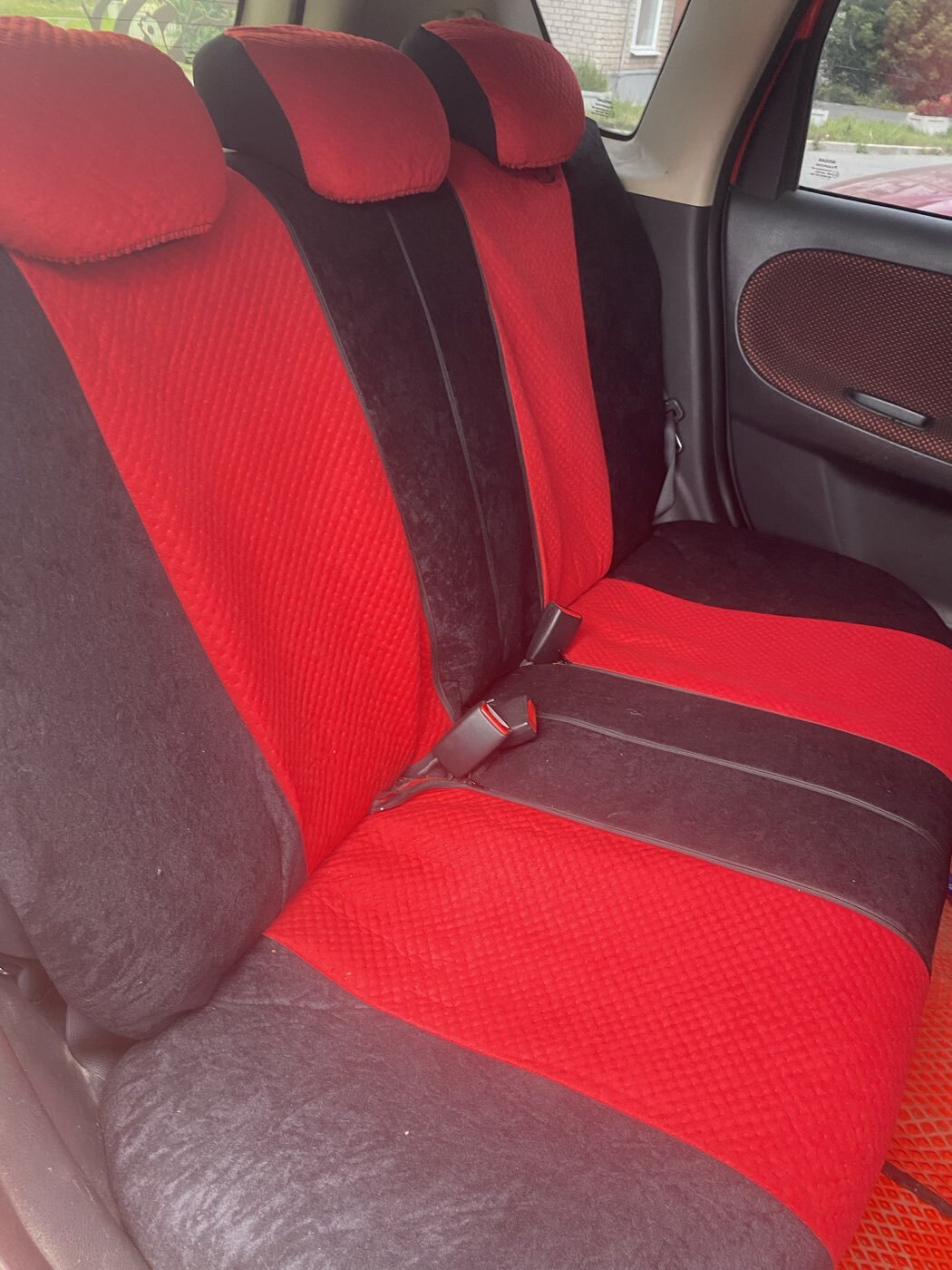 Фотография покупателя товара Авточехлы универcальные AUTOPROFI EXTRA COMFORT, ECO-1105 BK/RD (M), формованный велюр, набор из 11 предметов, цвет чёрный/красный - Фото 4