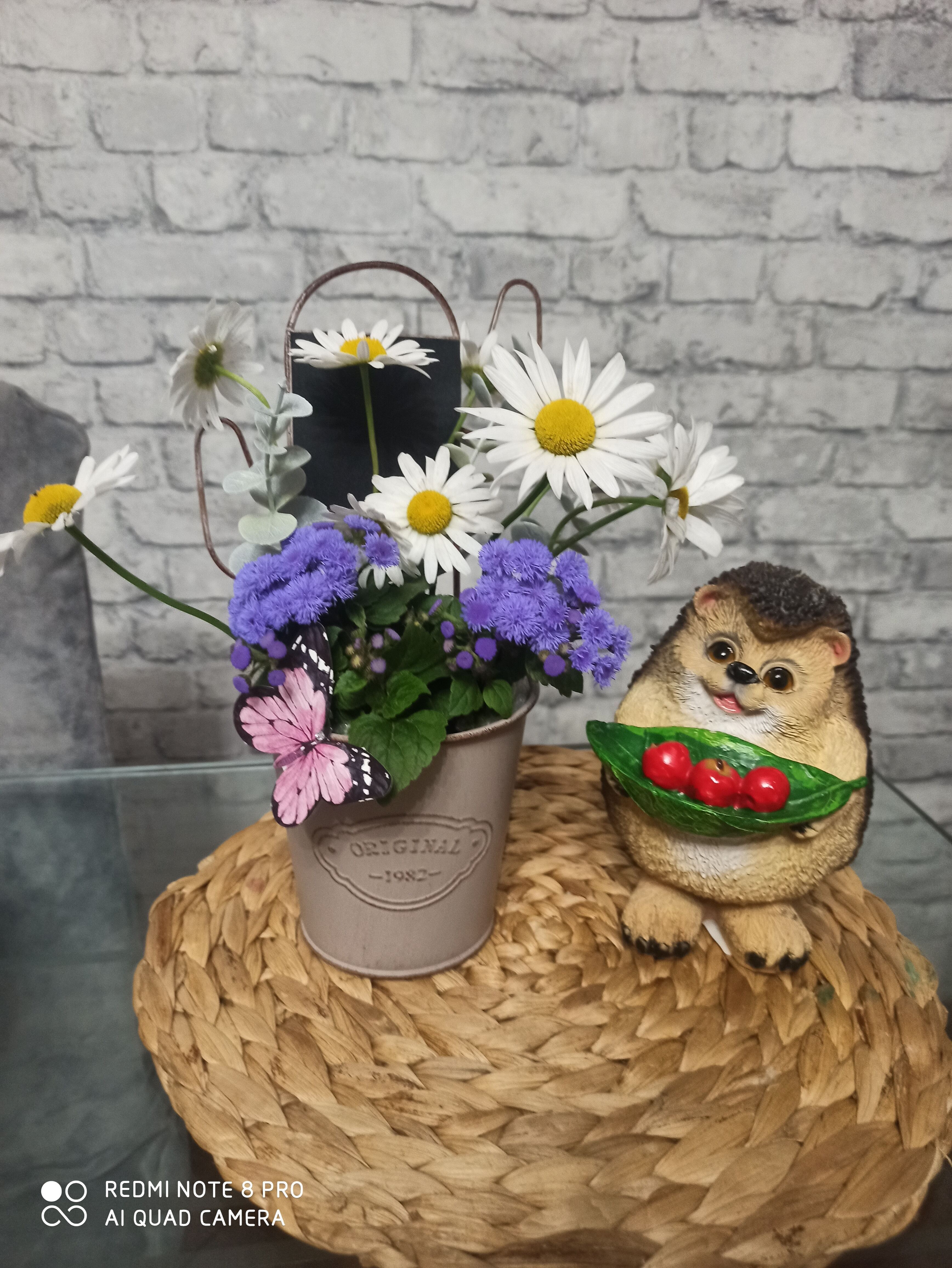 Фотография покупателя товара Садовая фигура из полистоуна «Ежик с листочком», 16×11×12 см - Фото 1