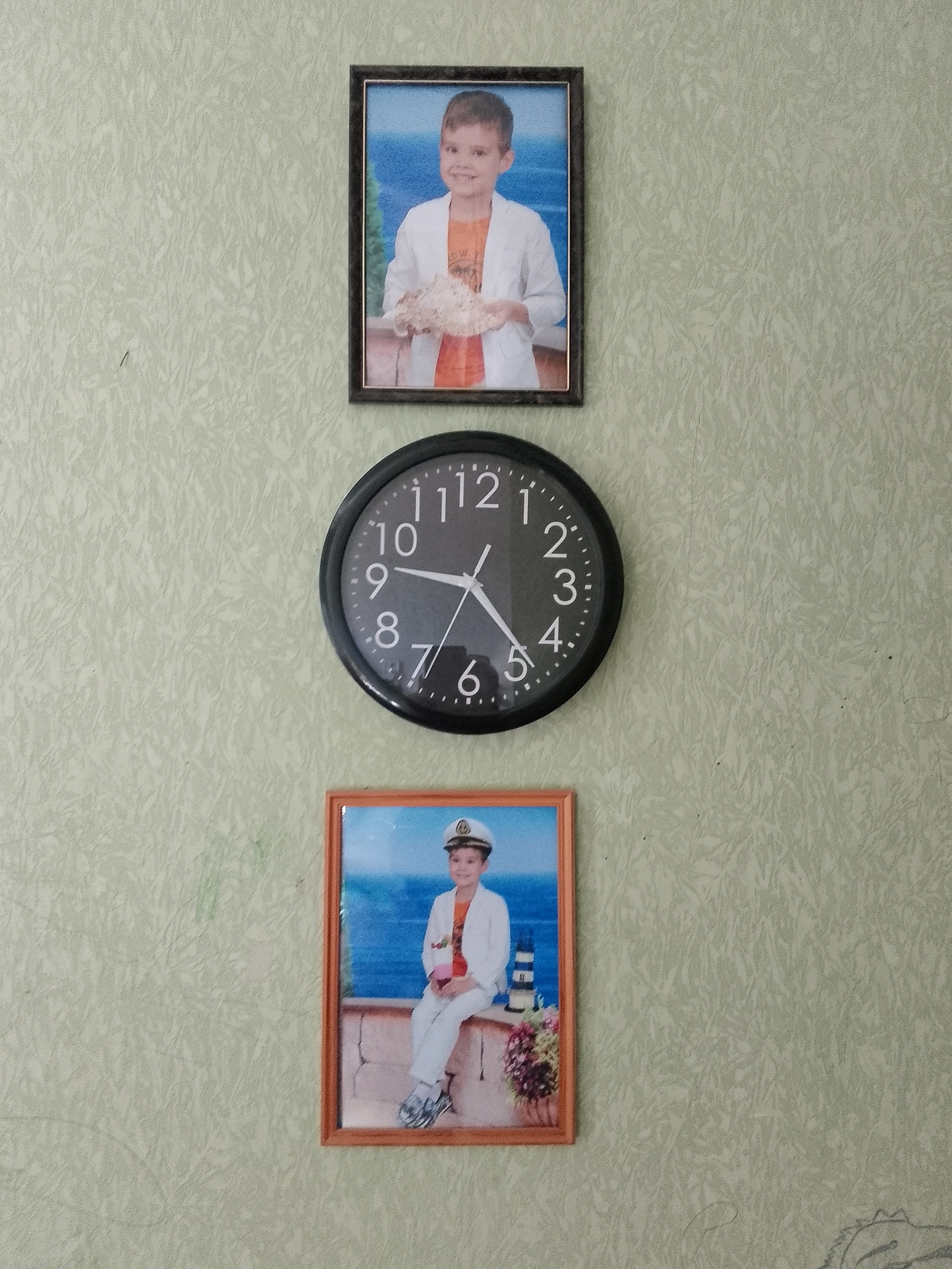 Фотография покупателя товара Часы настенные, d-28 см, интерьерные, Классика, "Цифры на чёрном фоне", бесшумные - Фото 1