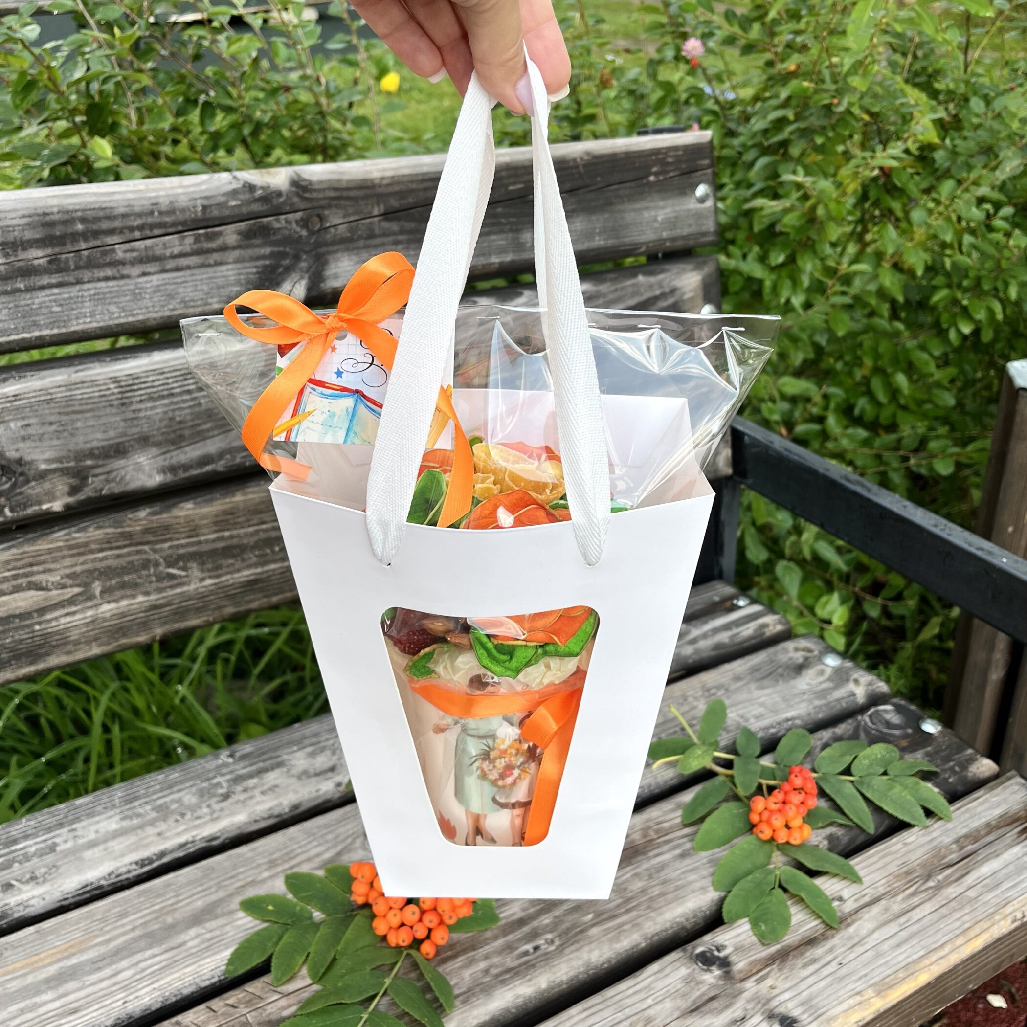 Фотография покупателя товара Пакет-переноска для цветов 10×10×20×18 см, белый - Фото 2