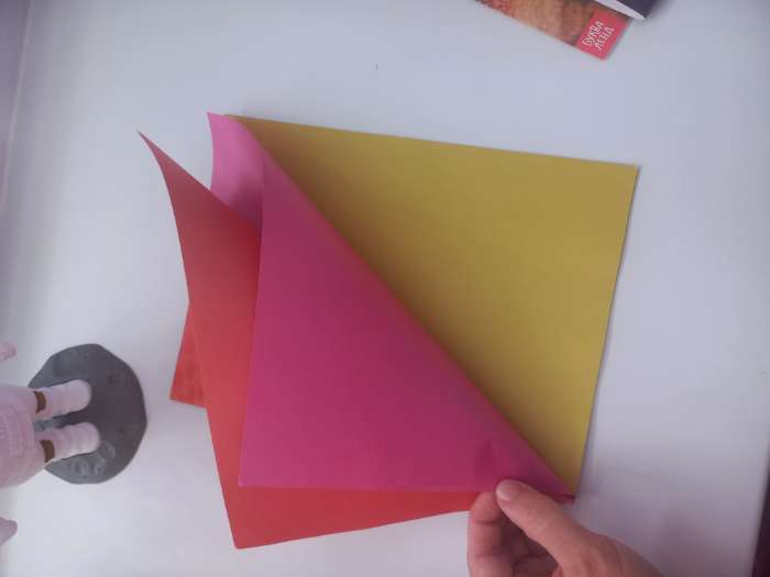 Фотография покупателя товара Цветная бумага, А4, 16 листов, 16 цветов, немелованная, двусторонняя, на скрепке, 48 г/м², «Тачки» - Фото 7