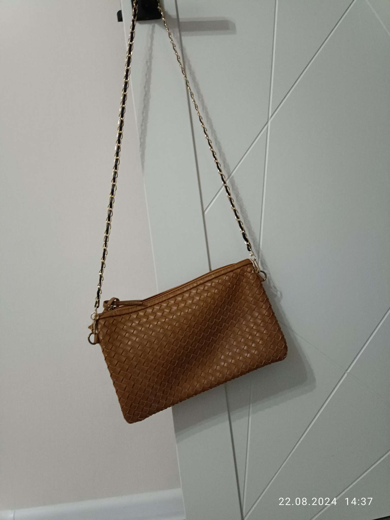 Фотография покупателя товара Цепочка с искусственной кожей для сумки, с карабинами, 10×15 мм, 118±3 см, цвет серебряный, бежевый - Фото 1