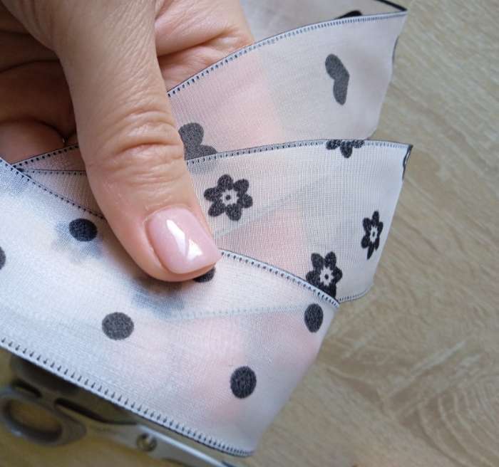 Фотография покупателя товара Лента капроновая «Цветы», с бархатным тиснением, 38 мм × 9,1 ± 0,5 м, цвет бежевый/чёрный - Фото 7