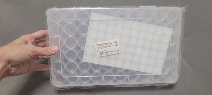 Фотография покупателя товара Органайзер для хранения мелочей, 60 баночек, в контейнере, 28×17×5.5 см, прозрачный - Фото 1