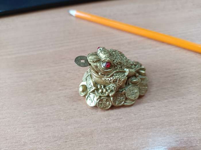 Фотография покупателя товара Нэцкэ фигурка полистоун под бронзу «Жаба с монетой», 4.5×4.5×4 см - Фото 3