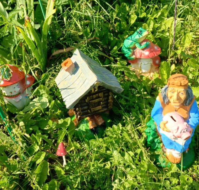 Фотография покупателя товара Садовая фигура из гипса «Избушка», 35×25×30 см - Фото 1