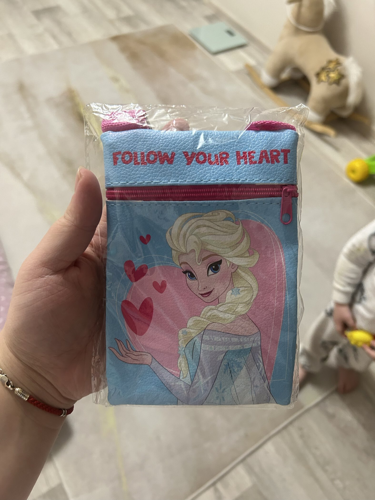 Фотография покупателя товара Сумка детская через плечо для девочки «Эльза», розовая, 11×16 см, Холодное сердце - Фото 4