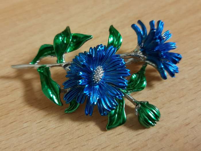 Фотография покупателя товара Брошь «Цветы» календула, цвет желто-зеленый в золоте - Фото 2