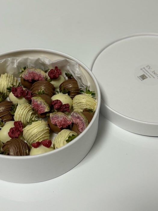 Фотография покупателя товара Коробки подарочные 2 в 1 круглые, завальцованные, без окна, "Фиолетовая", 21 х 7 - 18х6 см - Фото 3