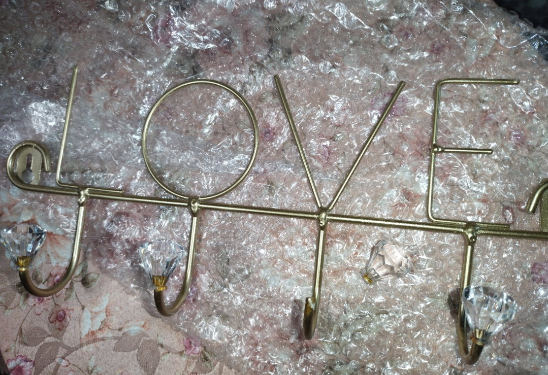 Фотография покупателя товара Крючки декоративные металл «Надпись - Love», ключница настенная, под золото, 13×31 см - Фото 1