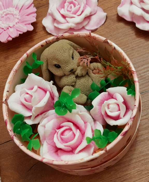 Фотография покупателя товара Коробка для макарун, кондитерская упаковка тубус с окном, «Розовые цветы» 12×12×5 см - Фото 5