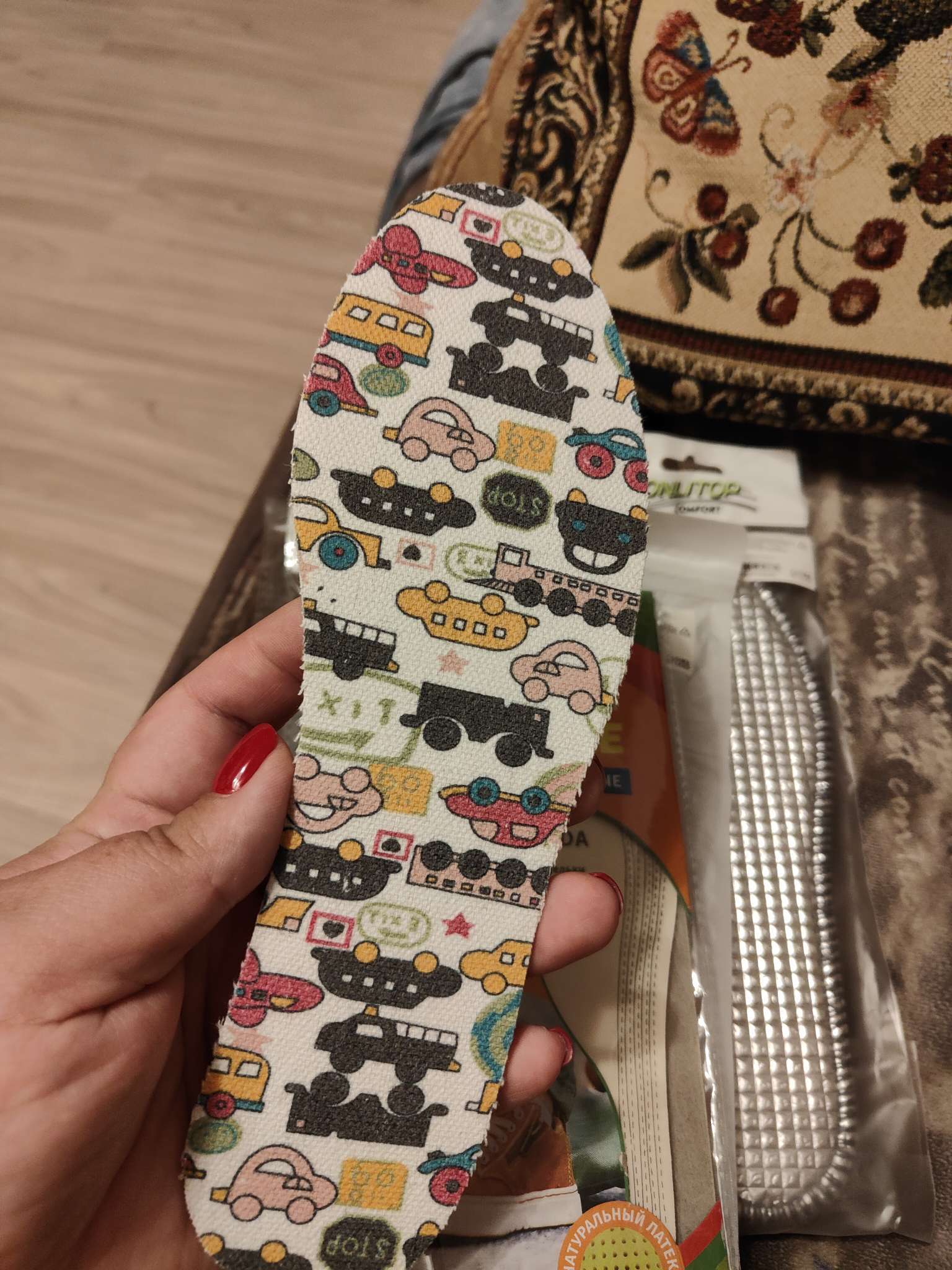 Фотография покупателя товара Стельки для обуви, антибактериальные, универсальные, 26-36 р-р, 23,5 см, пара, цвет МИКС - Фото 3