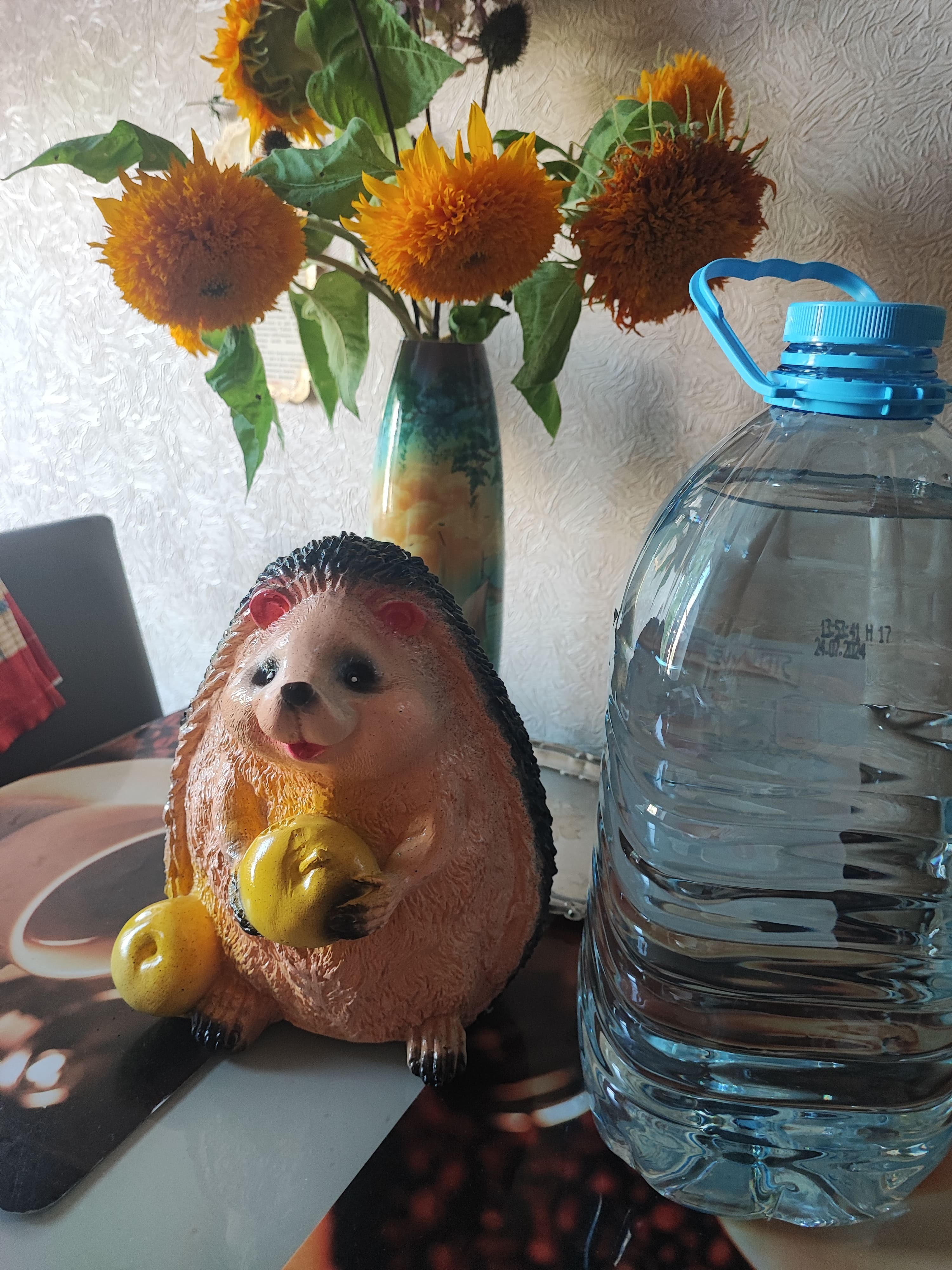 Фотография покупателя товара Садовая фигура "Ёжик с яблоком" 26см - Фото 2