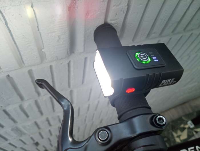 Фотография покупателя товара Фонарь велосипедный передний аккумуляторный, водонепроницаемый, 6 режимов - Фото 3
