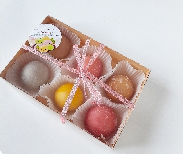 Фотография покупателя товара Кондитерская упаковка, коробка для макарун с пластиковой крышкой, «Весенний подарок», 12 х 12 х 3.5 см - Фото 4