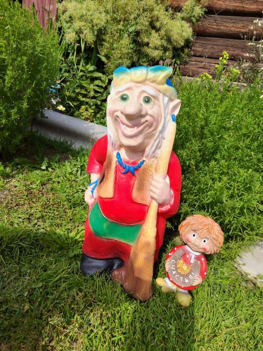 Фотография покупателя товара Садовая фигура из гипса «Бабка-Ёжка стоя», 33×35×65 см, МИКС - Фото 1