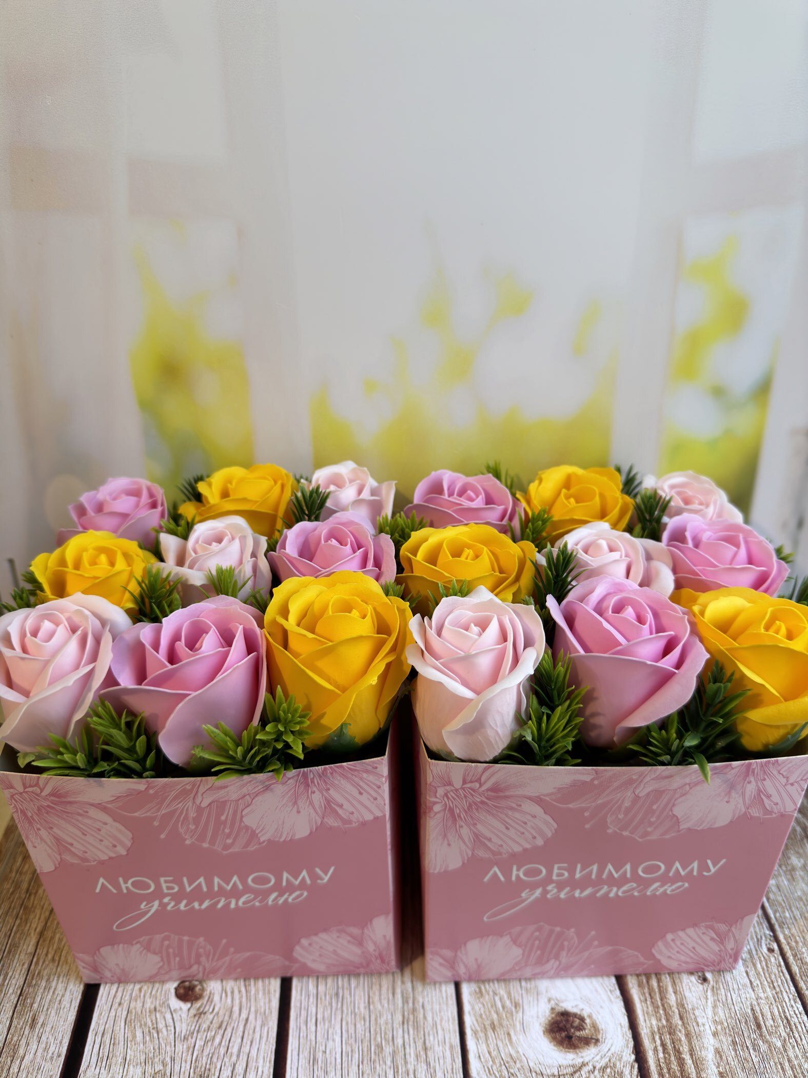 Фотография покупателя товара Коробка подарочная для цветов с пластиковой крышкой, упаковка, «Воспитателю», 12×12×12 см - Фото 3