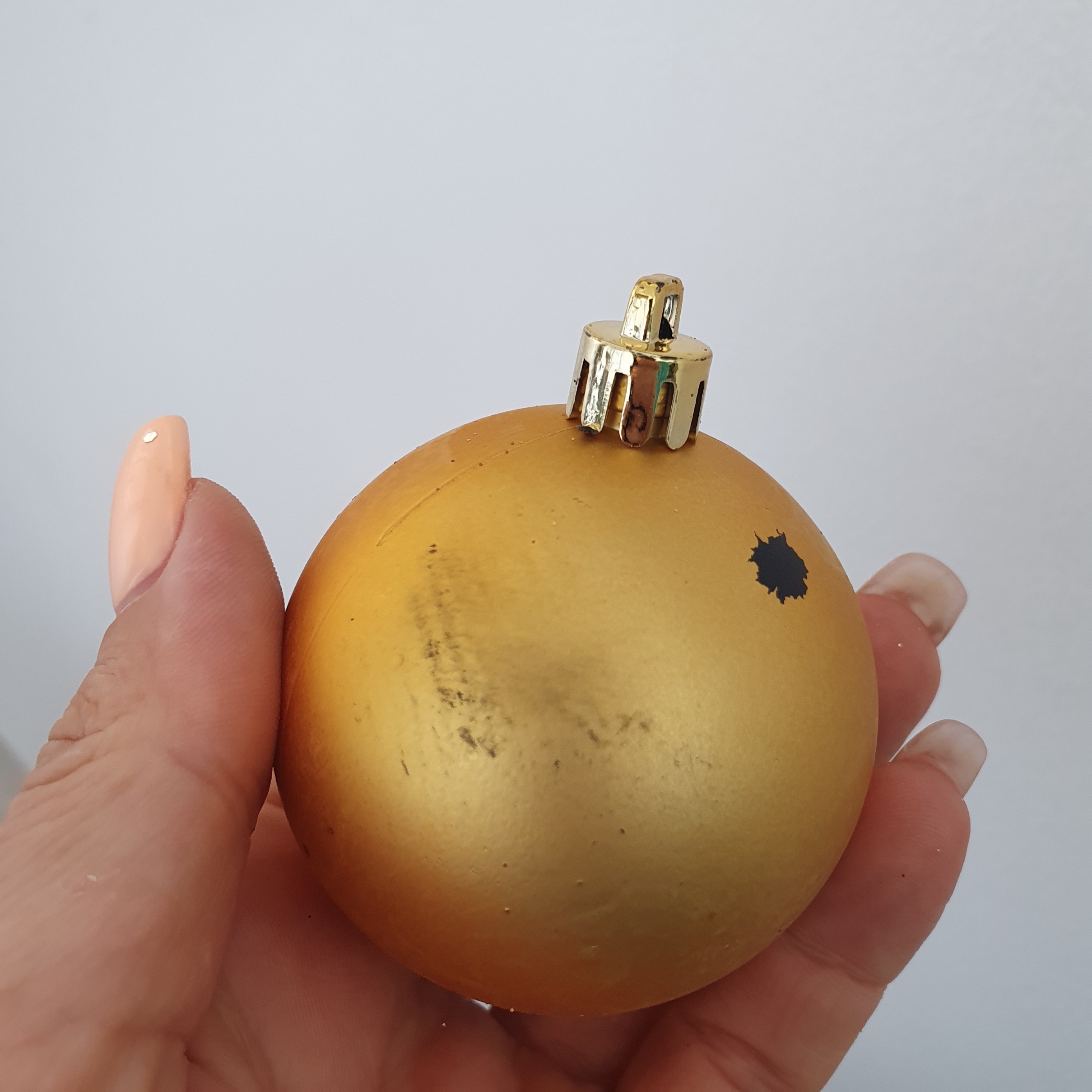 Фотография покупателя товара Ёлочные игрушки «Улыбка», шары новогодние, набор 12 шт., d=6 см, серебристый/красный - Фото 3