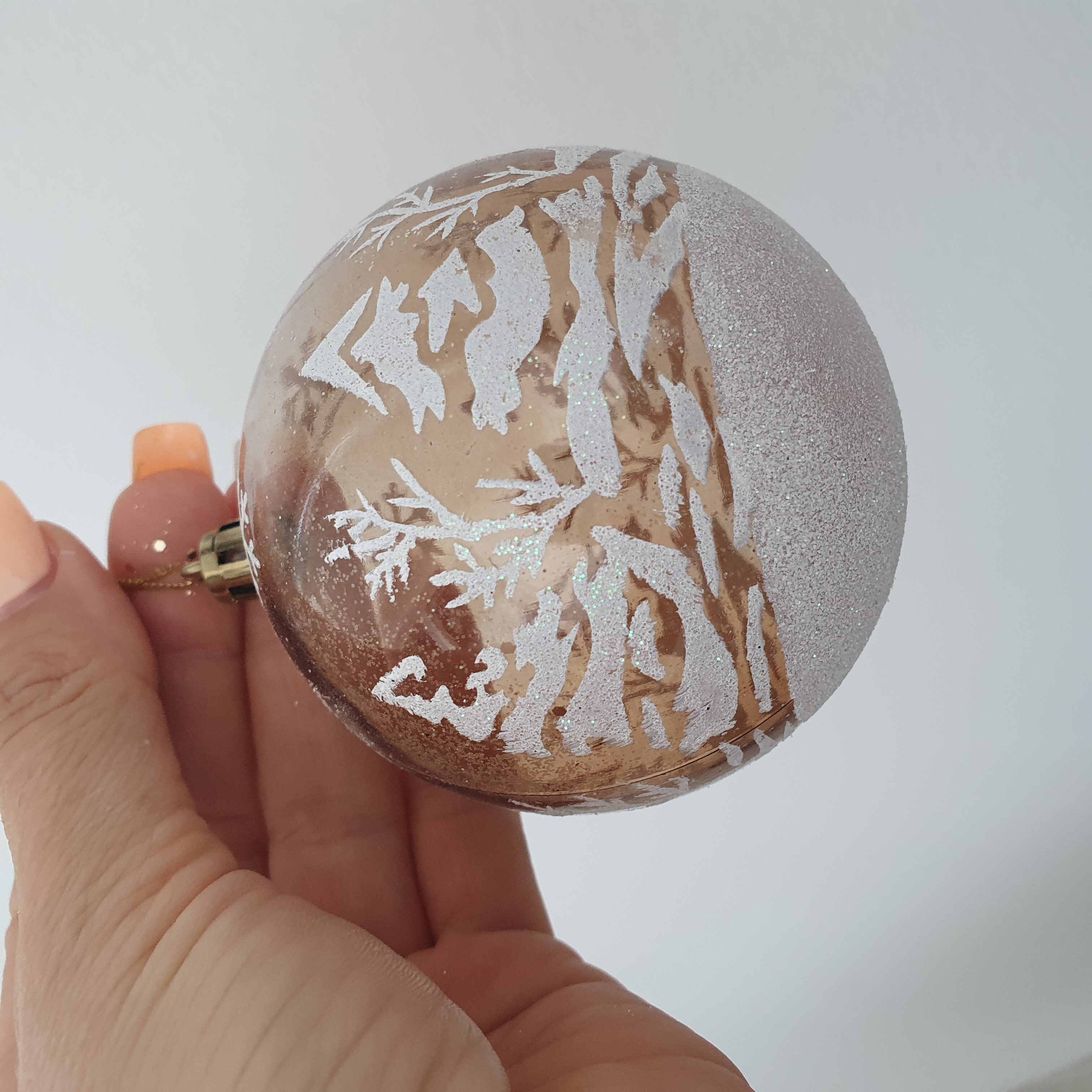 Фотография покупателя товара Ёлочные игрушки «Зимняя сказка», лес, шары новогодние, d=8 см, набор 2 шт., бело-коричневый - Фото 3