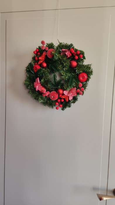 Фотография покупателя товара Венок новогодний d=33 см «Зимнее волшебство. Снежное яблочко» яблоки, шары, ягоды - Фото 1