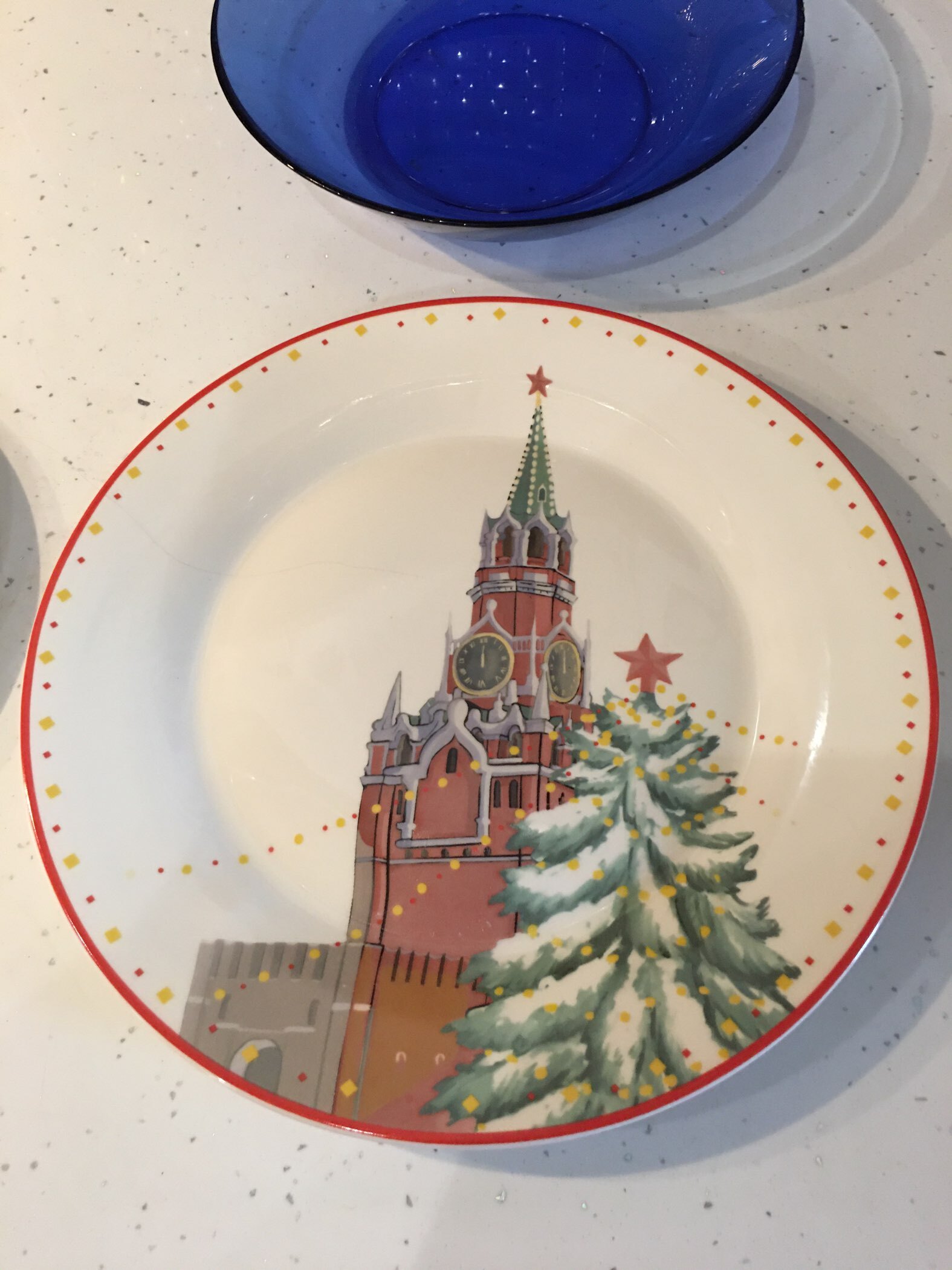 Фотография покупателя товара Тарелка новогодняя Доляна «Московский мишка», d=20.5 см, фарфор, белая - Фото 4