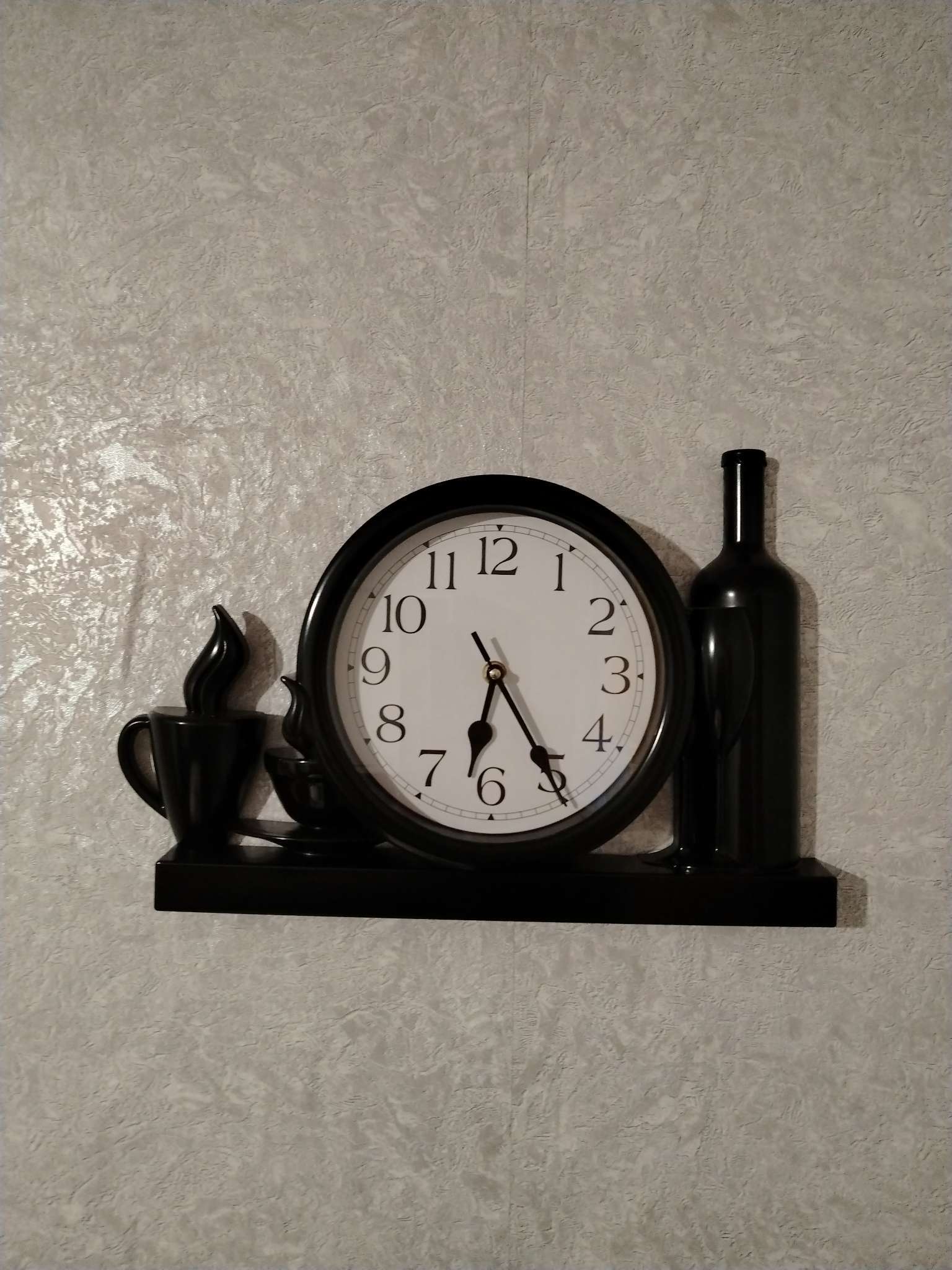 Фотография покупателя товара Часы настенные «Вино или кофе?», плавный ход, 26.5×40.5 см, циферблат 20 см - Фото 2