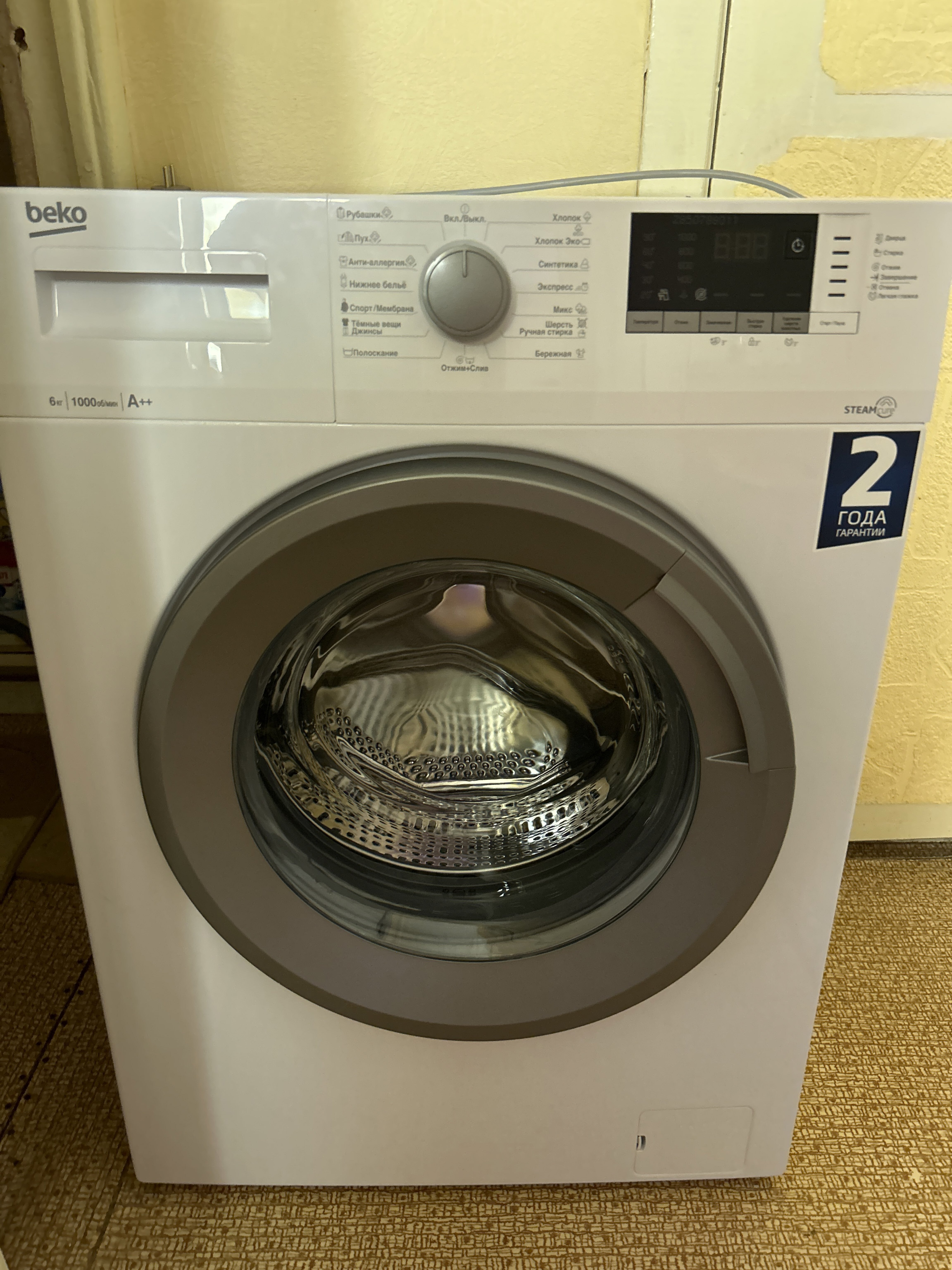 Фотография покупателя товара Стиральная машина Beko WSDN 63512ZSW, класс А, 1000 об/мин, до 6 кг, дисплей, бело/серая - Фото 2