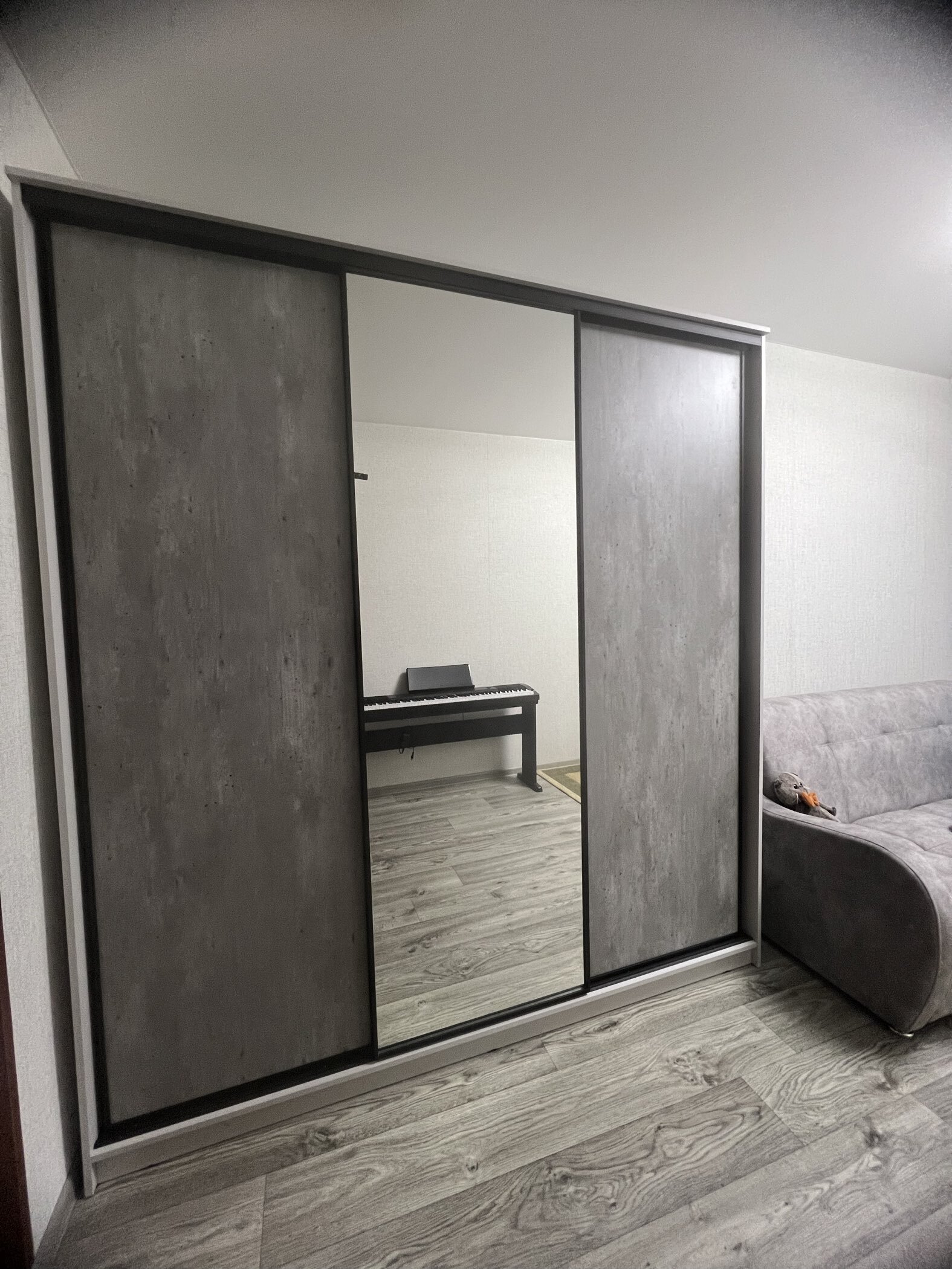 Фотография покупателя товара Шкаф - купе «Лофт», с зеркалом, 2100×620×2300 мм, цвет серый шагрень/метрополитен грей - Фото 1