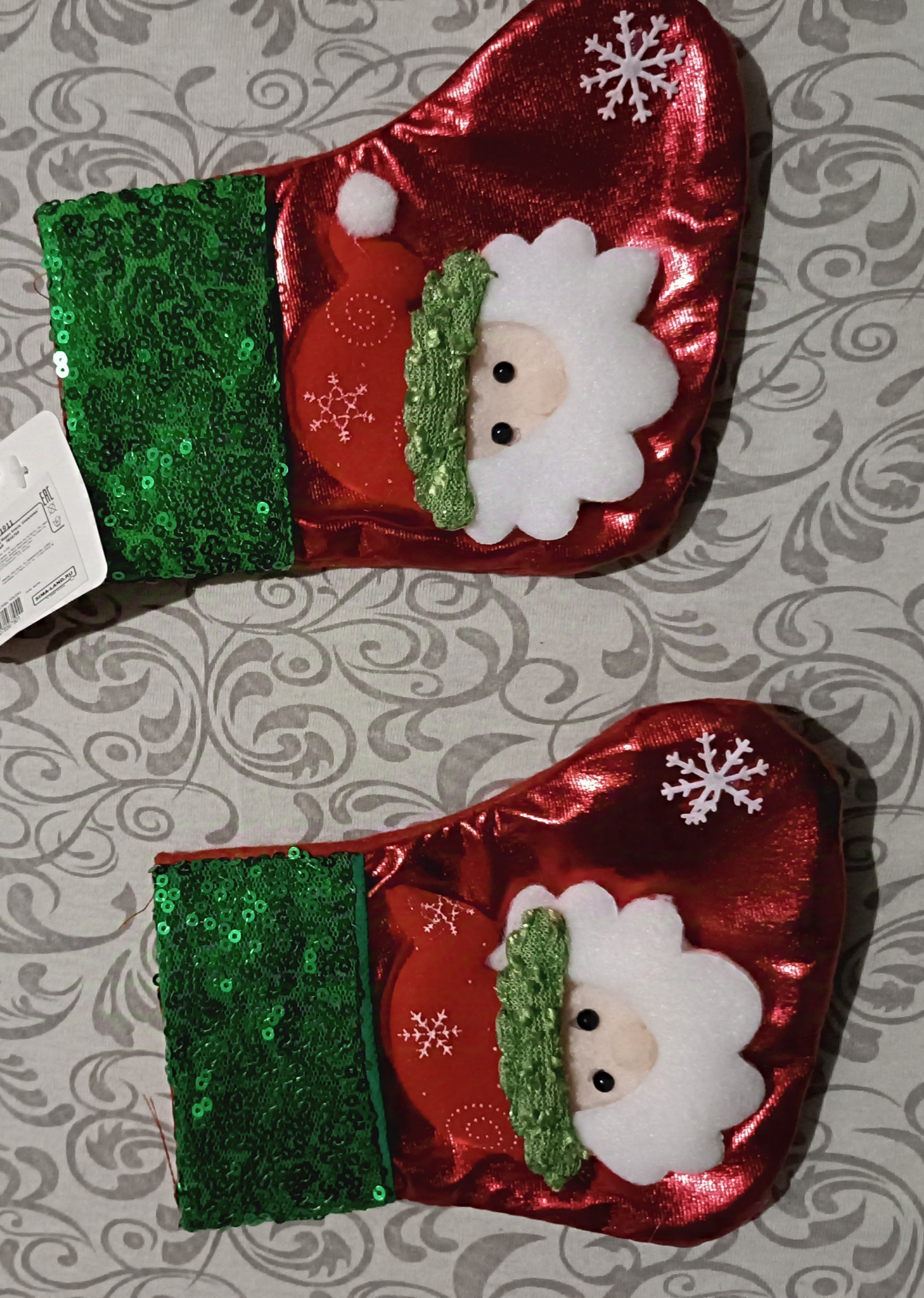 Фотография покупателя товара Носок для подарков «Дед Мороз со снежинками» 13×16 см, красно-зелёный - Фото 1