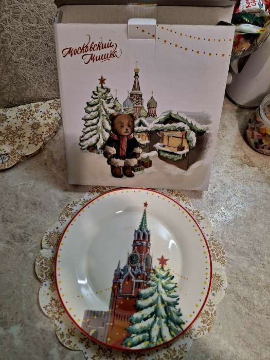 Фотография покупателя товара Тарелка новогодняя Доляна «Московский мишка», d=25.5 см, фарфор, белая - Фото 2