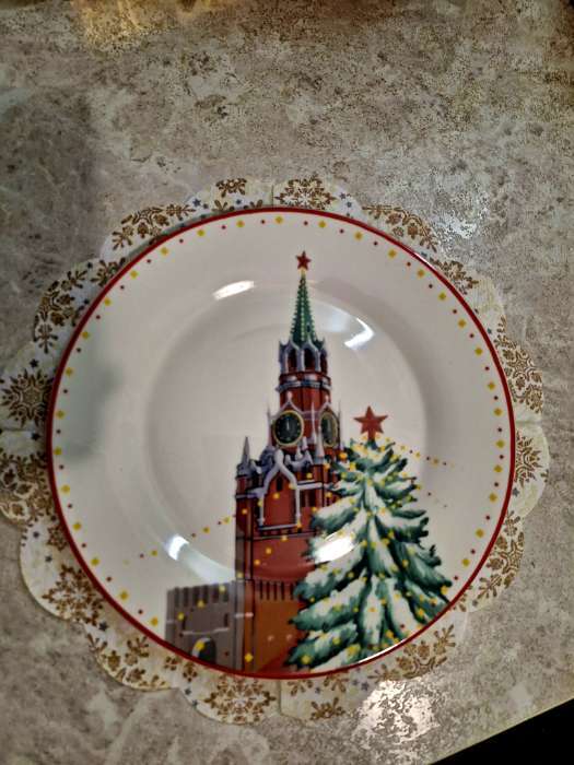 Фотография покупателя товара Тарелка новогодняя Доляна «Московский мишка», d=25.5 см, фарфор, белая - Фото 1