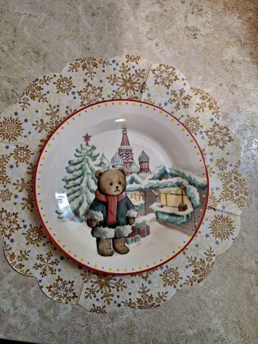 Фотография покупателя товара Тарелка новогодняя Доляна «Московский мишка», d=20.5 см, фарфор, белая - Фото 3