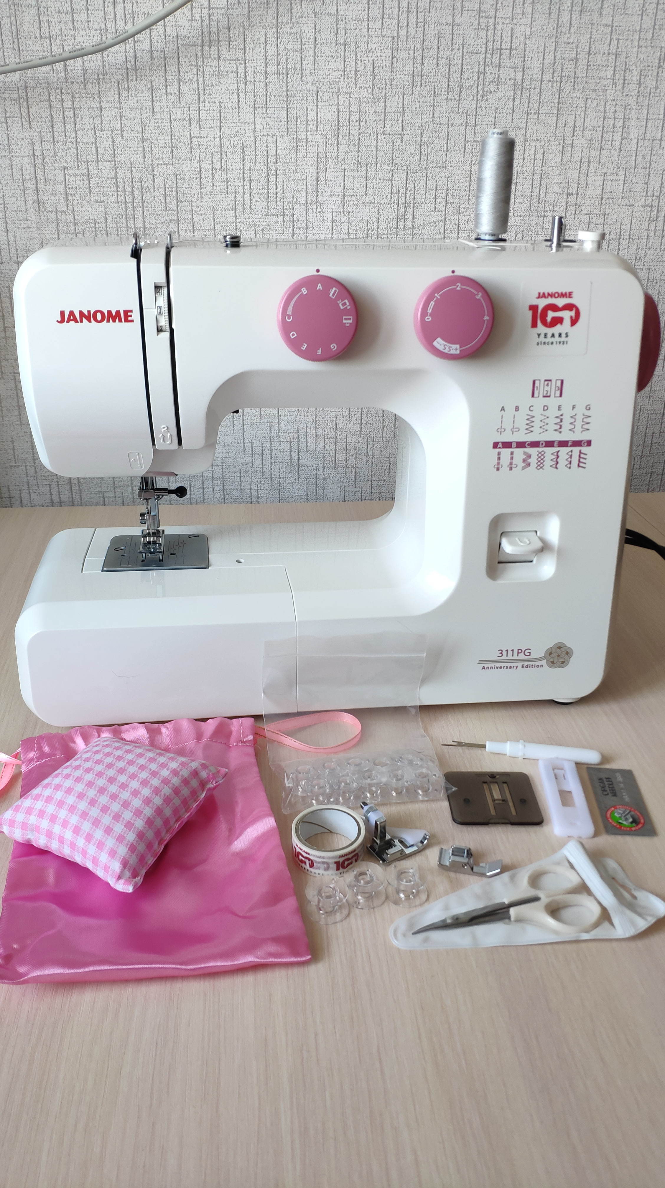 Швейная машина Janome 311 PG, 60 Вт, 15 операций, полуавтомат,  белый/розовый (7005064) - Купить по цене от 13 199.00 руб. | Интернет  магазин SIMA-LAND.RU