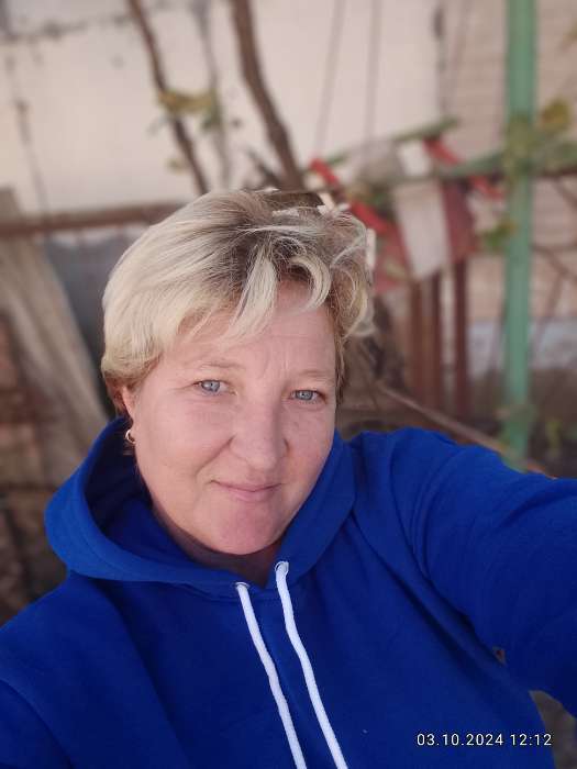 Фотография покупателя товара Костюм женский с начёсом (толстовка, брюки), цвет зелёный, размер 56 - Фото 2