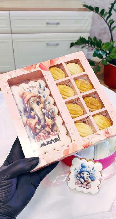 Фотография покупателя товара Коробка под 8 конфет + шоколад, с окном, розовые цветы, 17.7×17.85×3.85 см - Фото 2