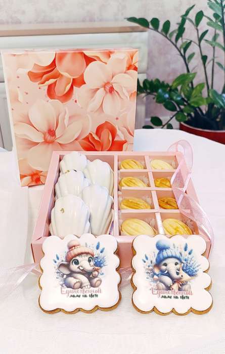 Фотография покупателя товара Коробка под 8 конфет + шоколад, с окном, розовые цветы, 17.7×17.85×3.85 см - Фото 1