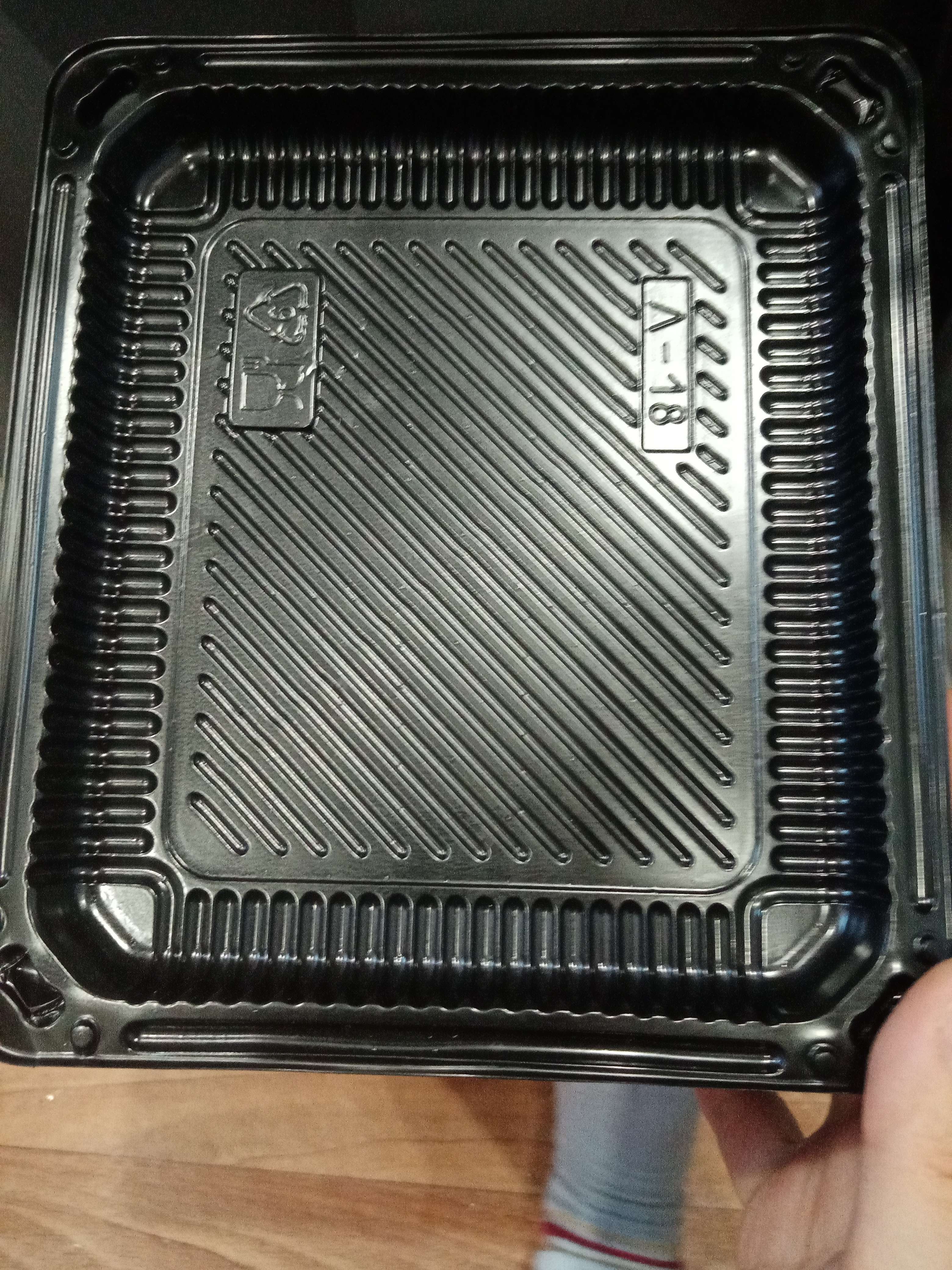 Фотография покупателя товара Контейнер с крышкой одноразовый для суши Л-18, 18,4×16,2×3,8 см, внутренний 16×13,7×3,6 см, 770 мл, цвет чёрный - Фото 1