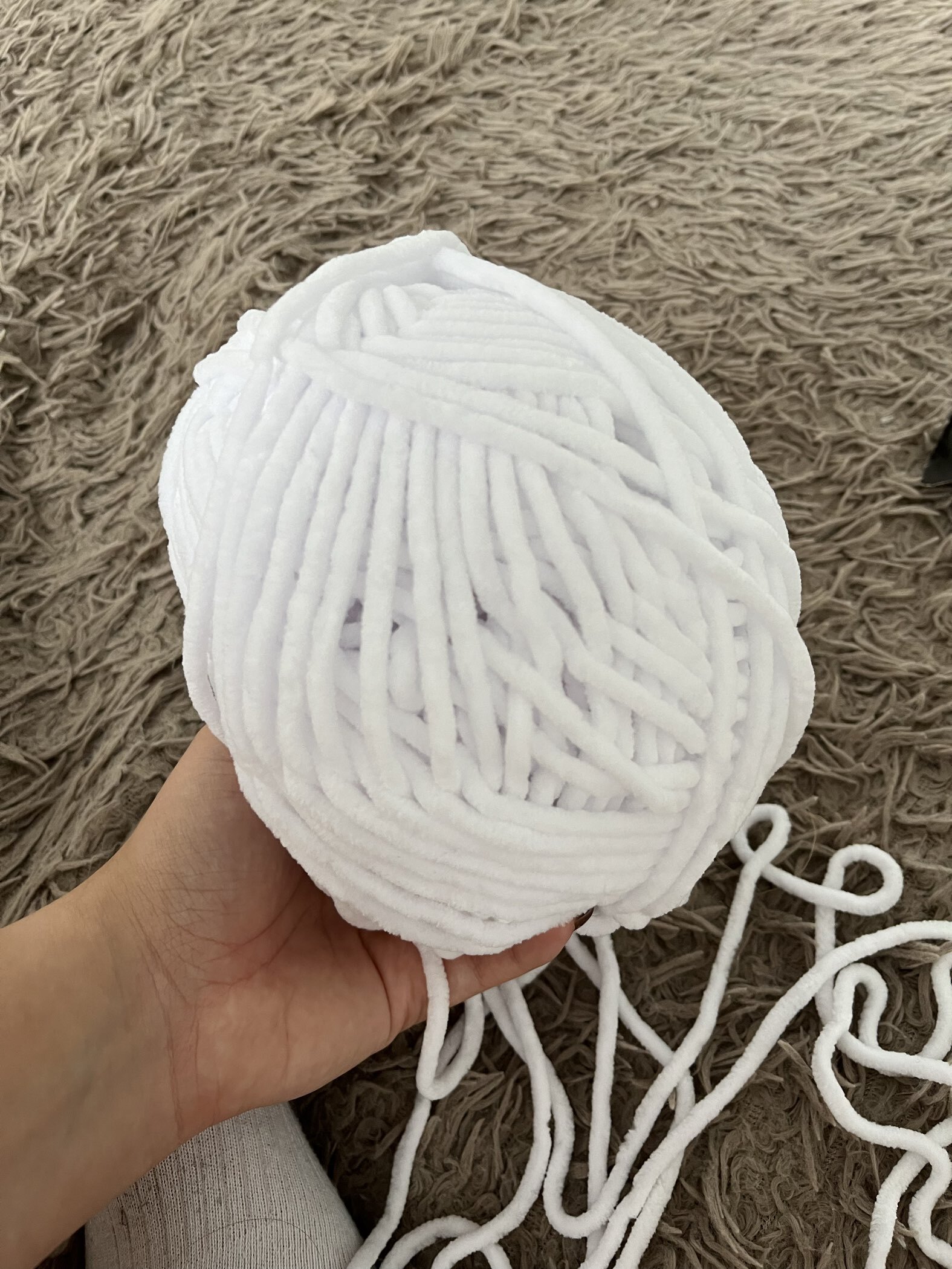 Фотография покупателя товара Плюшевая пряжа для вязания спицами, крючком YarnArt, Dolce, 100% микрополиэстер, 120 м/100 г, (741 белый)