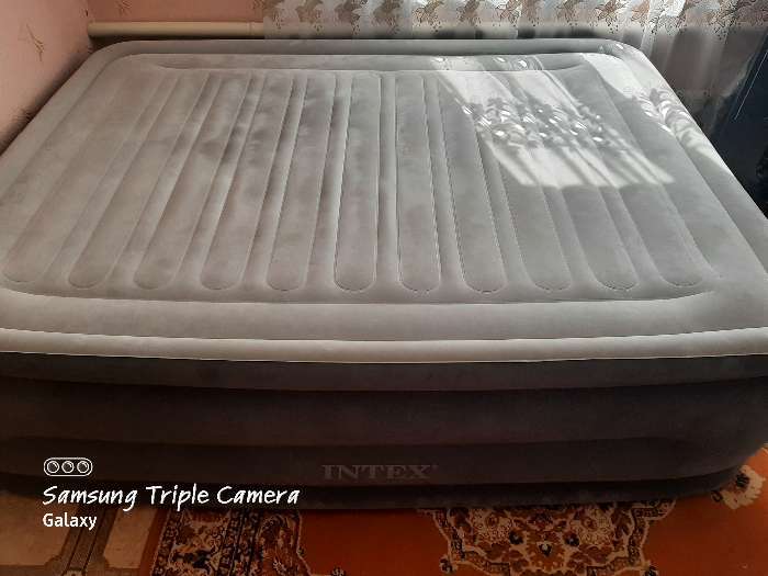 Фотография покупателя товара Кровать надувная Comfort-Plush Queen, 152 х 203 х 46 см, с встроенным насосом 220V, 64414 INTEX - Фото 5
