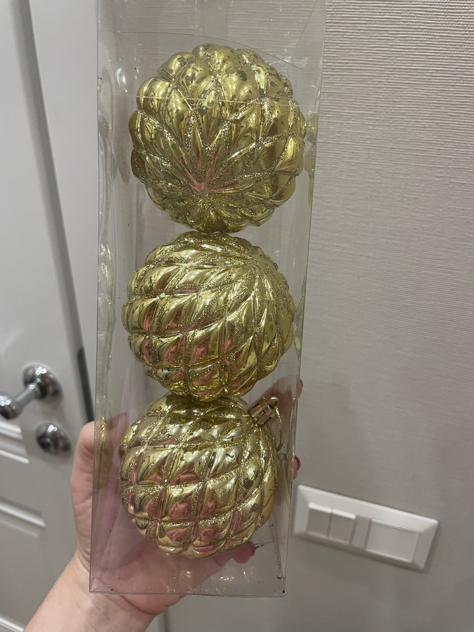 Фотография покупателя товара Ёлочные игрушки «Милица», шары новогодние, пластик, набор d=8 см, 3 шт., золотистый - Фото 2