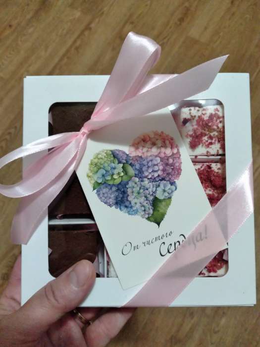 Фотография покупателя товара Коробка под 9 конфет с обечайкой, с окном, с тонкими разделителями, белый 14.7×14.7×3.4 см - Фото 2