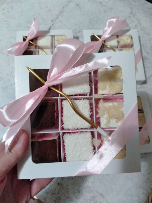 Фотография покупателя товара Коробка под 9 конфет с обечайкой, с окном, с тонкими разделителями, белый 14.7×14.7×3.4 см - Фото 1