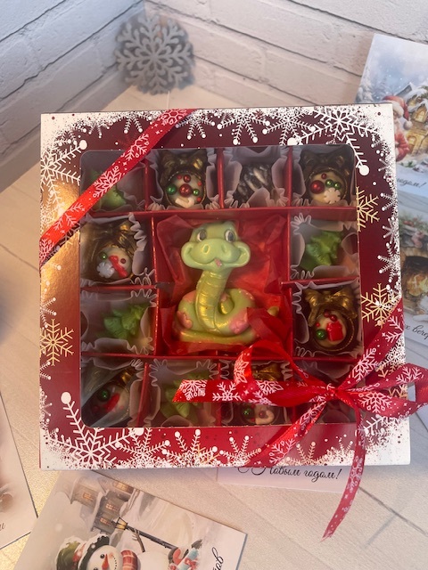 Фотография покупателя товара Коробка под 16 конфет «Новогодняя», 17.5×17.5×3.5 см - Фото 5