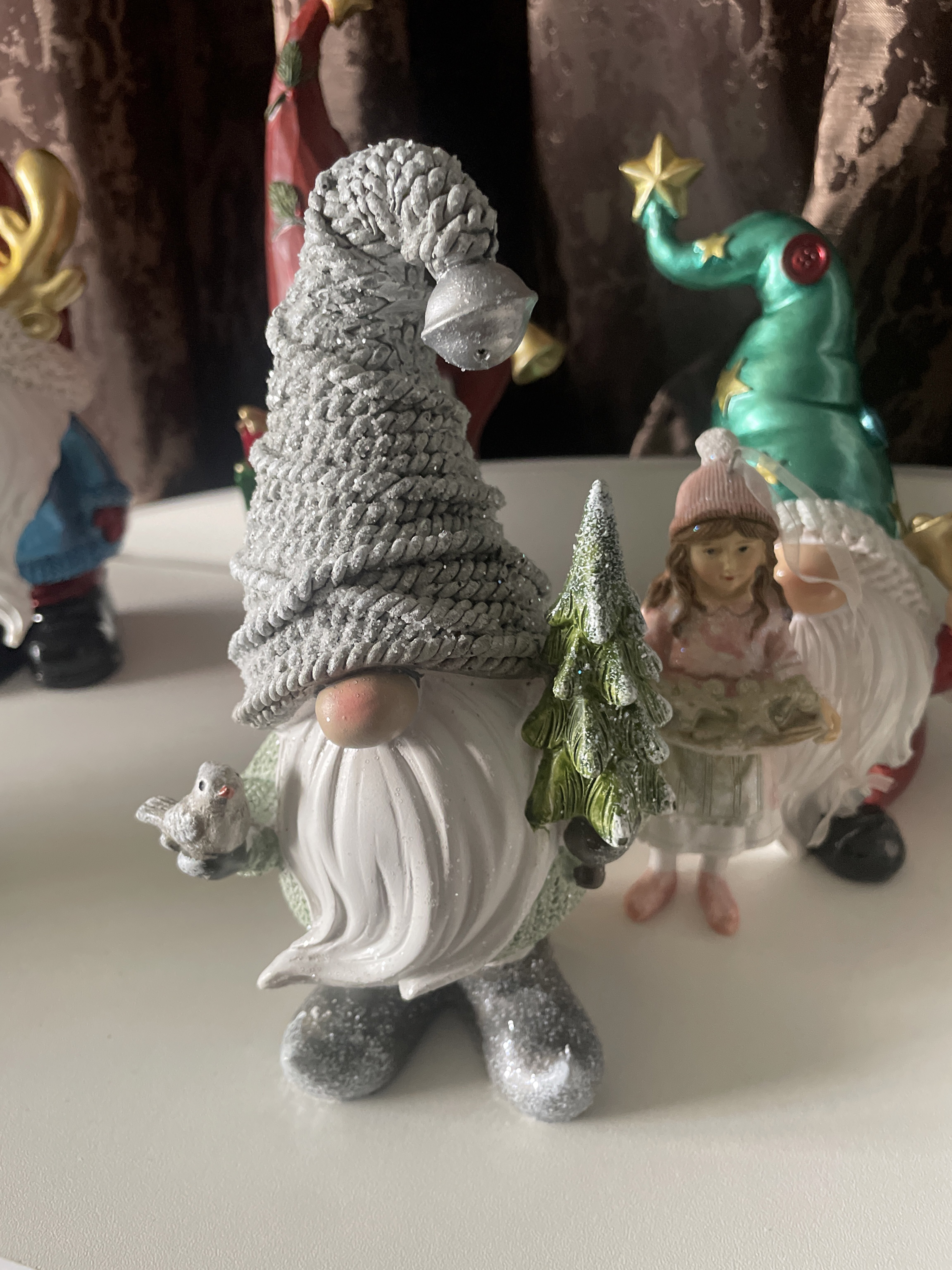 Фотография покупателя товара Фигурка полистоун «Дед Мороз в колпаке с бубенчиком, с ёлкой и птицей», серый, 10×7.2×17.5 см - Фото 1