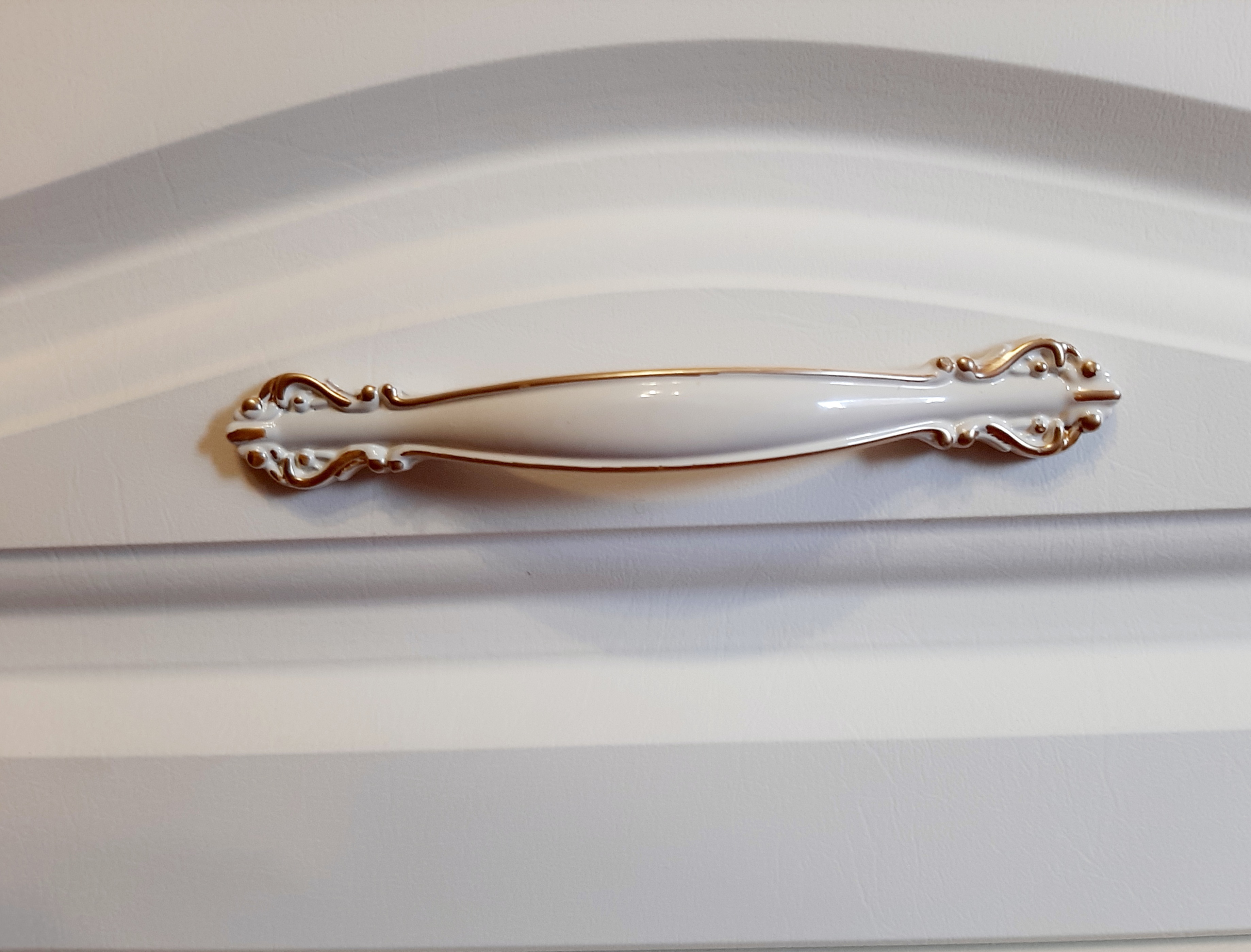 Фотография покупателя товара Ручка-скоба мебельная РС201, м/о 96 мм, белая, с золотой вставкой - Фото 2