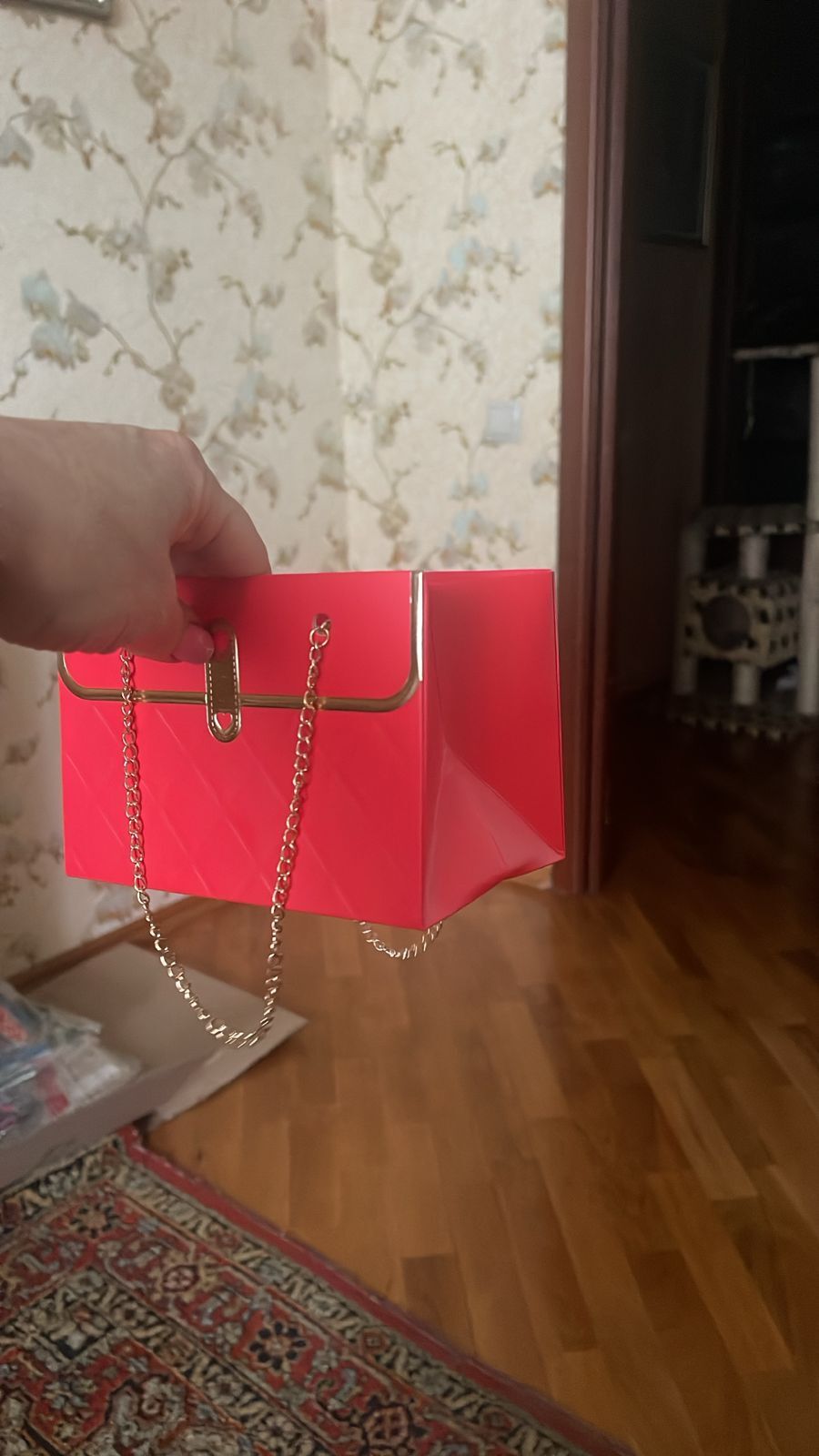 Фотография покупателя товара Пакет переноска для цветов, ручка цепь, «Кремовый», с золотым тиснением, 15×10.5×10 см - Фото 14