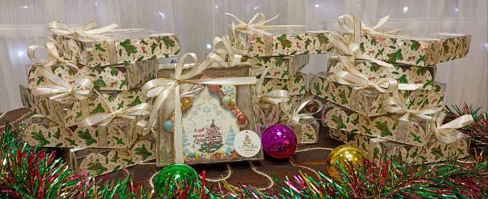 Фотография покупателя товара Коробка для кондитерских изделий с пластиковой крышкой «Новый год», 13×13×3 см - Фото 5